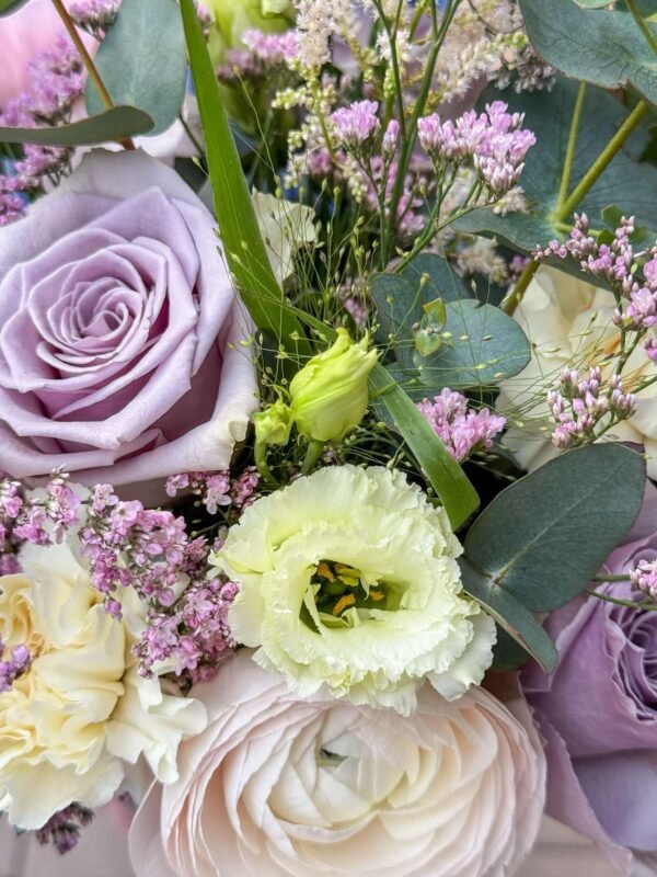 Bouquet in a glass vase - Image 4