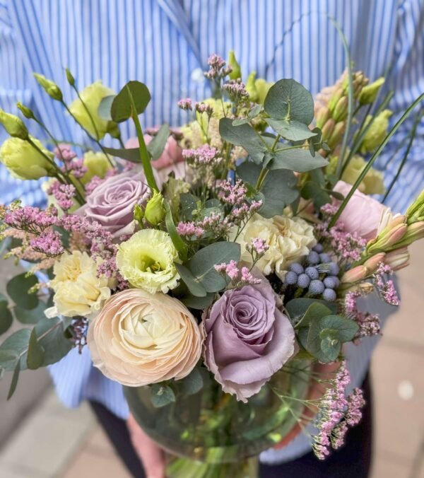 Bouquet in a glass vase - Image 2
